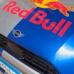 سيارة Red Bull أمام مقر الشركة في المنصورة